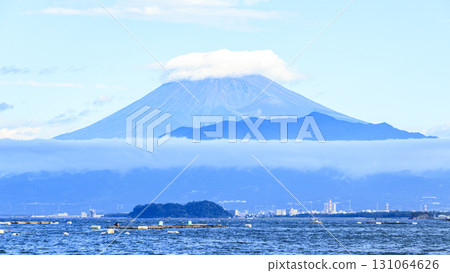 從西伊豆眺望富士山的秋景 131064626