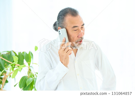 老年人用智慧型手機打電話 131064857