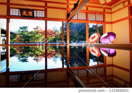 美麗的鏡面地板......壯觀的秋景,倒映著秋葉 美麗的鏡面地板......壯觀的秋景,倒映著秋葉 131066001