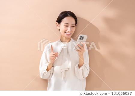 女性肖像智能手機 131066027