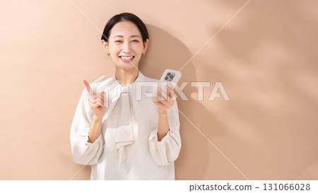 女性肖像智能手機 131066028