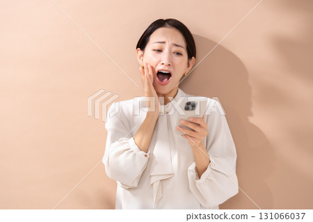 Woman portrait smartphone surprised 131066037