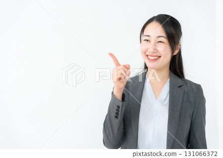 穿著西裝指向的女商人 131066372