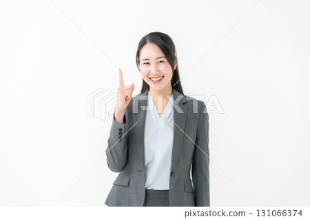 穿著西裝指向的女商人 131066374