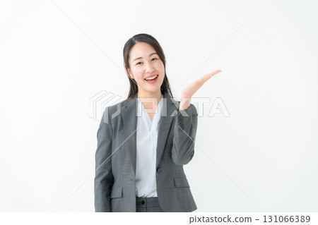 穿著西裝的女商人揮舞著她的手 131066389