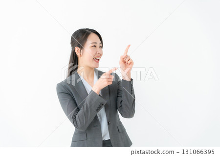 穿著西裝指向的女商人 131066395