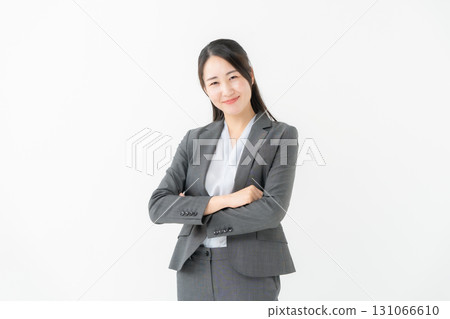 穿著西裝、憂心忡忡、面帶微笑的女商人 131066610
