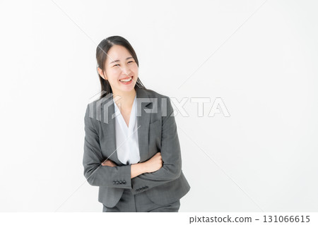 穿著西裝、憂心忡忡、面帶微笑的女商人 131066615