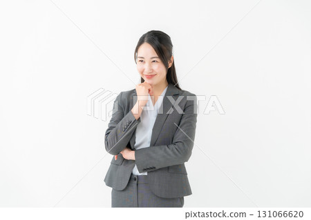 穿著西裝、憂心忡忡、面帶微笑的女商人 131066620
