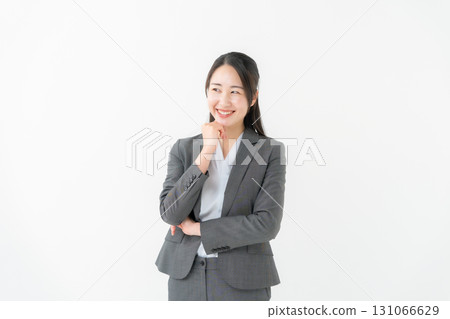 穿著西裝、憂心忡忡、面帶微笑的女商人 131066629