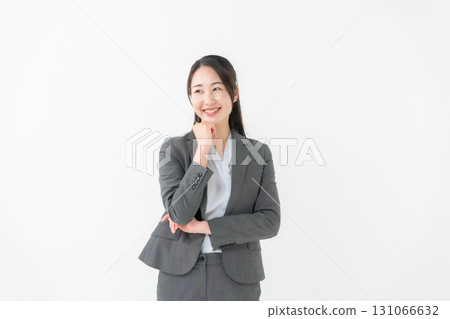 穿著西裝、憂心忡忡、面帶微笑的女商人 131066632