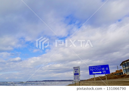 千里濱渚車道：石川縣羽咋市，漲潮的潮水沖刷著標誌所在的沙灘 131066790