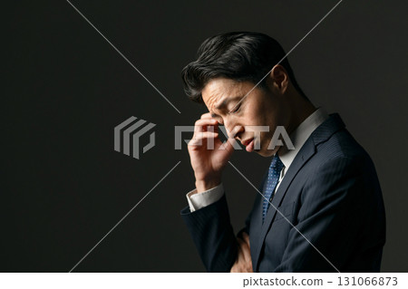 中年男子，憂心忡忡，側臉 131066873