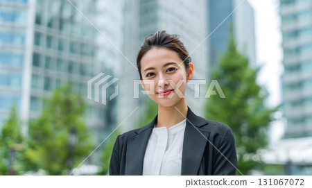穿著西裝的女職員圖 03 131067072