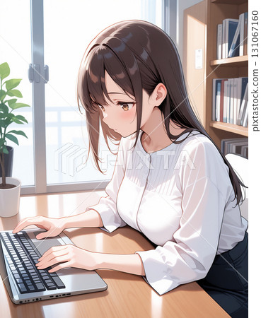 一位整潔的女士在共享辦公空間裡專心工作 一位整潔的女士在共享辦公空間裡專心工作 131067160