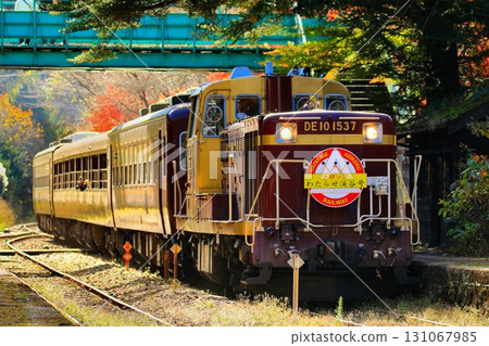 A trolley train runs along the autumnal railway... "Torokko Watarase Valley Train" at Sawaniri Station A trolley train runs along the autumnal railway... "Torokko Watarase Valley Train" at Sawaniri Station 131067985