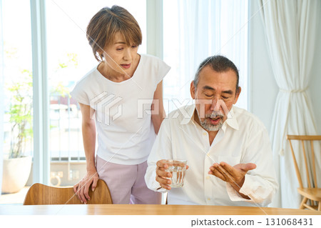 老年人吃藥 131068431