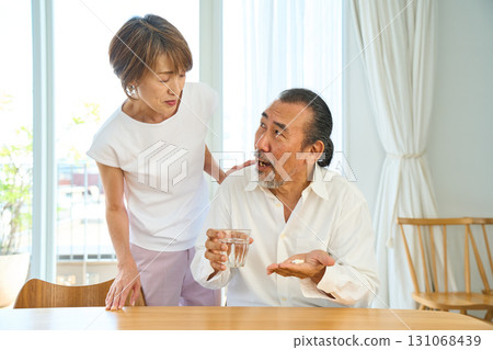老年人吃藥 131068439