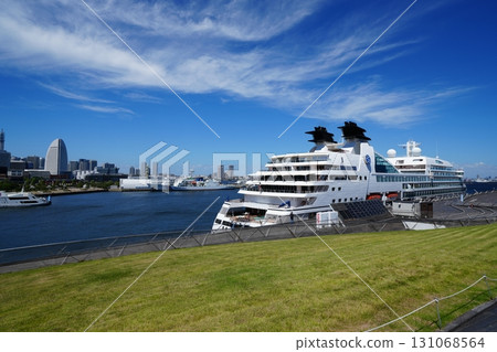 橫濱港 - 從大棧橋碼頭屋頂眺望(鯨魚後方) 橫濱港 - 從大棧橋碼頭屋頂眺望(鯨魚後方) 131068564