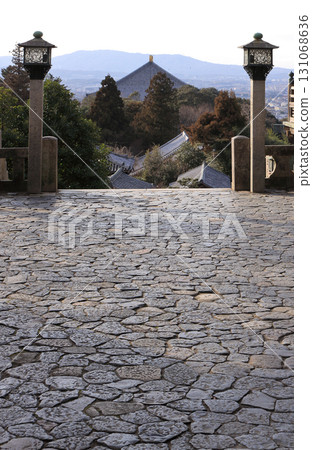 從東大寺二月堂的淨水屋眺望大佛殿和生駒山脈 131068636