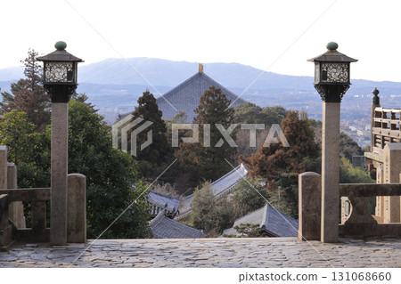 從東大寺二月堂的噴水池旁眺望大佛殿和生駒山脈 從東大寺二月堂的噴水池旁眺望大佛殿和生駒山脈 131068660