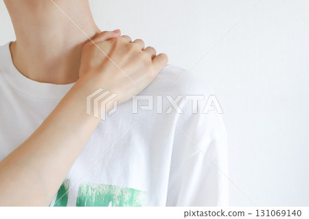 Woman holding her shoulders, stiff shoulders 131069140