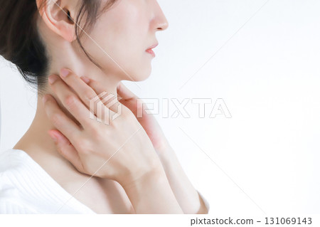 Woman's profile neck area Woman's profile neck area 131069143