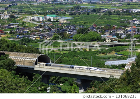 穿過隧道的線性新幹線和甲府盆地的景色 131069235