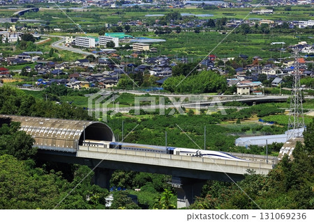 穿過隧道的線性新幹線和甲府盆地的景色 穿過隧道的線性新幹線和甲府盆地的景色 131069236