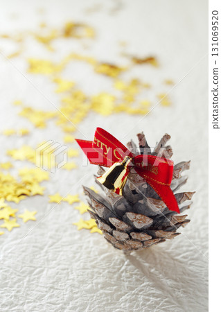 Christmas image, pine cone, white background, simple image 131069520