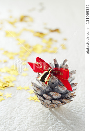 Christmas image, pine cone, white background, simple image 131069522