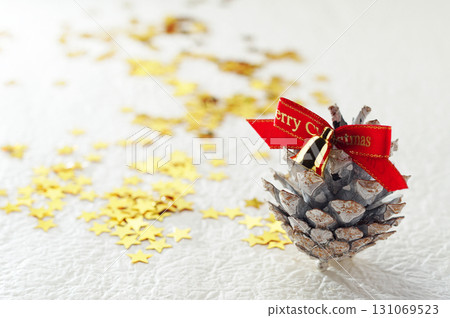 聖誕圖像,松果,白色背景,簡單圖像 聖誕圖像,松果,白色背景,簡單圖像 131069523