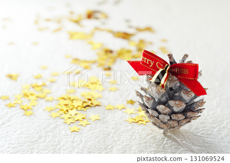 聖誕圖像,松果,白色背景,簡單圖像 聖誕圖像,松果,白色背景,簡單圖像 131069524