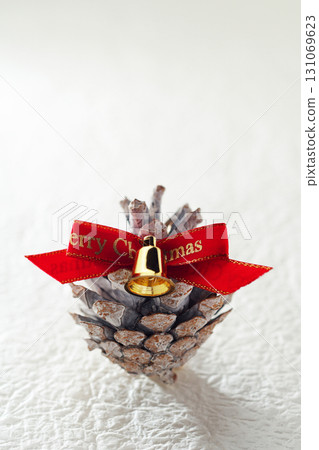聖誕圖像，松果，白色背景，簡單圖像 131069623