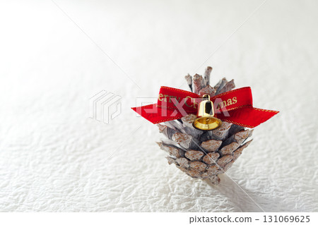Christmas image, pine cone, white background, simple image 131069625