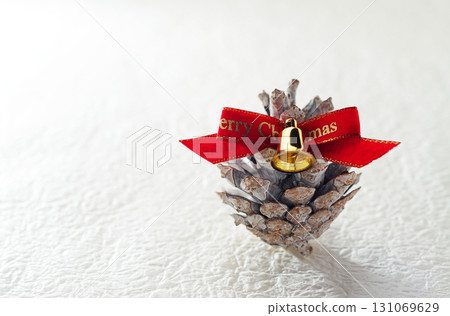 聖誕圖像，松果，白色背景，簡單圖像 131069629