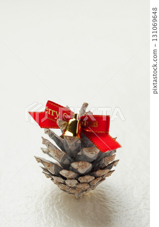 Christmas image, pine cone, white background, simple image 131069648
