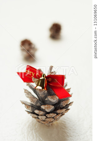 Christmas image, pine cone, white background, simple image 131069650