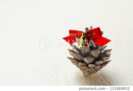 Christmas image, pine cone, white background, simple image Christmas image, pine cone, white background, simple image 131069652