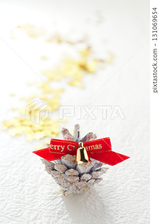 Christmas image, pine cone, white background, simple image 131069654