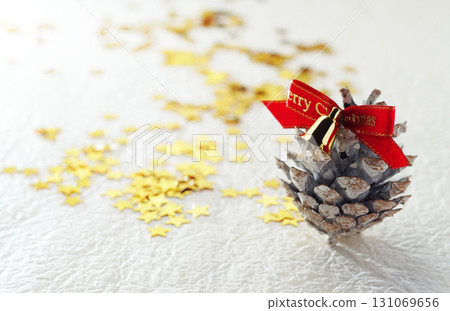 Christmas image, pine cone, white background, simple image 131069656