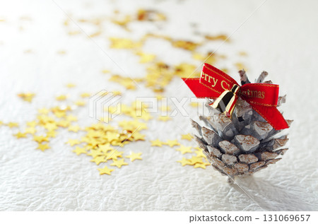 Christmas image, pine cone, white background, simple image 131069657