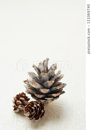 Christmas image, pine cone, white background, simple image Christmas image, pine cone, white background, simple image 131069740