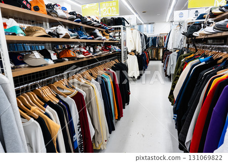 二街三鷹店：衣服、鞋子、帽子。東京都三鷹市野崎市。 131069822