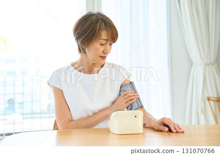 Senior measuring blood pressure 131070766
