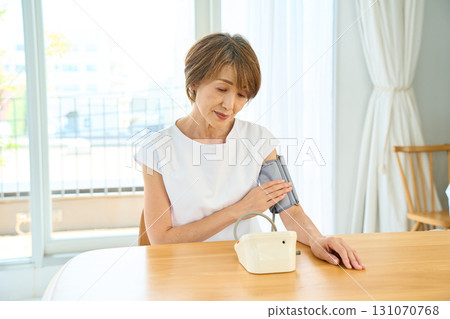 Senior measuring blood pressure Senior measuring blood pressure 131070768