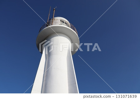 白色映襯著天空－現代燈塔的靜謐存在 131071639