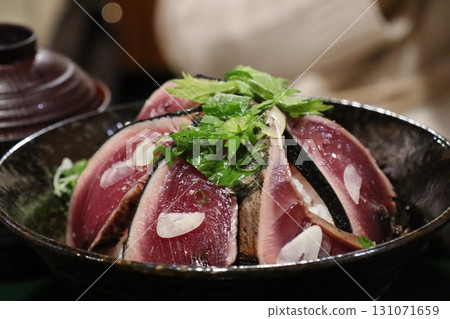 用稻草烤製的香氣在碗中瀰漫：炙烤鰹魚蓋飯 131071659