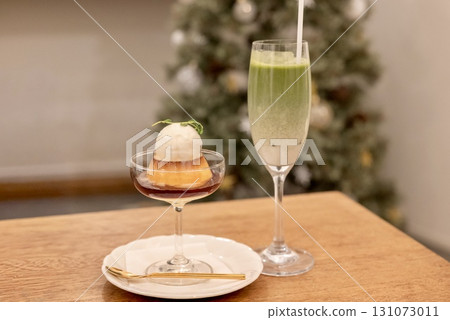 Enjoy matcha latte and pudding with your Christmas tree 131073011