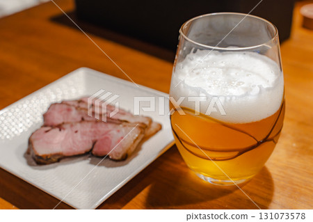 啤酒和烤豬肉晚餐 131073578